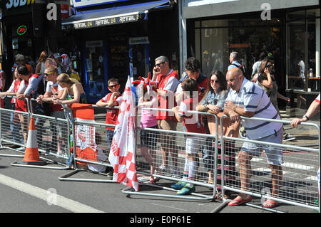 Highbury Corner, London, UK. 18. Mai 2014. Arsenal Fans säumen die Straßen warten auf der Siegesparade zu beginnen. Bildnachweis: Matthew Chattle/Alamy Live-Nachrichten Stockfoto