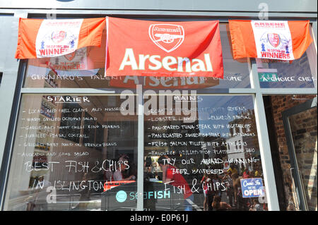Highbury Corner, London, UK. 18. Mai 2014. Arsenal-Flaggen auf Fish &amp; Chips Schaufenster als das Publikum wartet auf der Siegesparade zu beginnen. Bildnachweis: Matthew Chattle/Alamy Live-Nachrichten Stockfoto