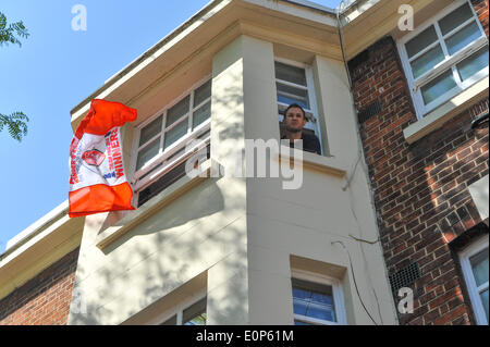 Highbury Corner, London, UK. 18. Mai 2014. Arsenal-Fans in ihren Fenstern warten auf der Siegesparade zu beginnen. Bildnachweis: Matthew Chattle/Alamy Live-Nachrichten Stockfoto