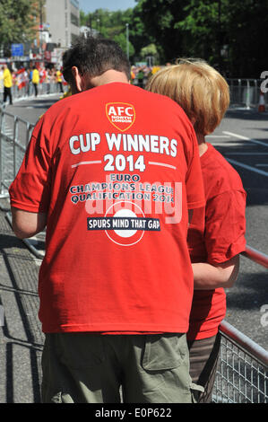 Highbury Corner, London, UK. 18. Mai 2014. Arsenal-Fans tragen rot und weiß säumen die Straßen warten auf der Siegesparade zu beginnen. Bildnachweis: Matthew Chattle/Alamy Live-Nachrichten Stockfoto