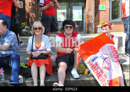 Highbury Corner, London, UK. 18. Mai 2014. Arsenal-Fans tragen rot und weiß säumen die Straßen warten auf der Siegesparade zu beginnen. Bildnachweis: Matthew Chattle/Alamy Live-Nachrichten Stockfoto