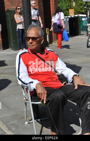 Highbury Corner, London, UK. 18. Mai 2014. Arsenal-Fans aller Altersgruppen tragen rote und weiße Linie die Straßen warten auf der Siegesparade zu beginnen. Bildnachweis: Matthew Chattle/Alamy Live-Nachrichten Stockfoto