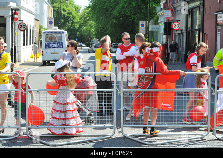 Highbury Corner, London, UK. 18. Mai 2014. Arsenal-Fans tragen rot und weiß säumen die Straßen warten auf der Siegesparade zu beginnen. Bildnachweis: Matthew Chattle/Alamy Live-Nachrichten Stockfoto