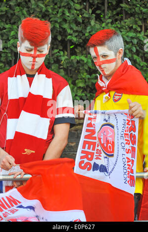 Highbury Corner, London, UK. 18. Mai 2014. Arsenal-Fans mit ihren Gesichtern bemalt rot-weiße Linie die Straßen warten auf der Siegesparade zu beginnen. Bildnachweis: Matthew Chattle/Alamy Live-Nachrichten Stockfoto