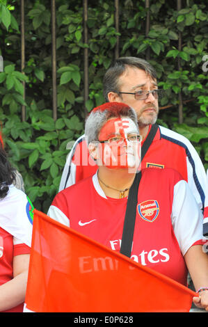 Highbury Corner, London, UK. 18. Mai 2014. Arsenal-Fans mit ihren Gesichtern bemalt rot-weiße Linie die Straßen warten auf der Siegesparade zu beginnen. Bildnachweis: Matthew Chattle/Alamy Live-Nachrichten Stockfoto