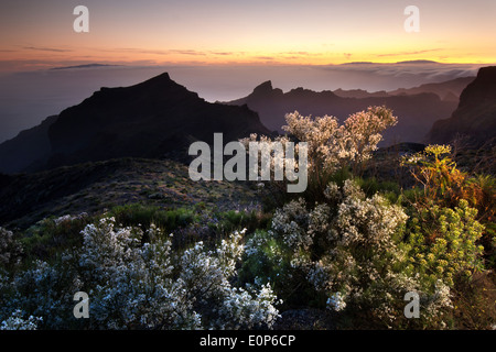 Mirador Degollada de Cherfe Blick über Teno-Gebirge mit Insel La Gomera und La Palma während Sonnenuntergang Teneriffa Kanaren Stockfoto