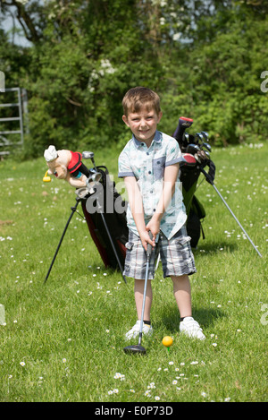 Portrait eines 5 Jahre alten Jungen Golf spielen Stockfoto