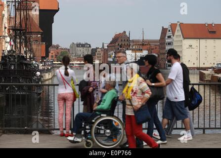 Danzig, Polen 18, Mai 2014 Danziger Bürger und Touristen genießen heißen, sonnigen Wetter zu Fuß in die Danziger Rechtstadt Straßen. Bildnachweis: Michal Fludra/Alamy Live-Nachrichten Stockfoto