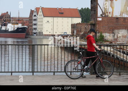 Danzig, Polen 18, Mai 2014 Danziger Bürger und Touristen genießen heißen, sonnigen Wetter zu Fuß in die Danziger Rechtstadt Straßen. Bildnachweis: Michal Fludra/Alamy Live-Nachrichten Stockfoto