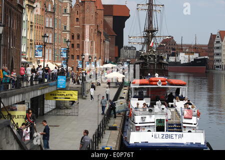 Danzig, Polen 18, Mai 2014 Danziger Bürger und Touristen genießen heißen, sonnigen Wetter zu Fuß in die Danziger Rechtstadt Straßen. Bildnachweis: Michal Fludra/Alamy Live-Nachrichten Stockfoto