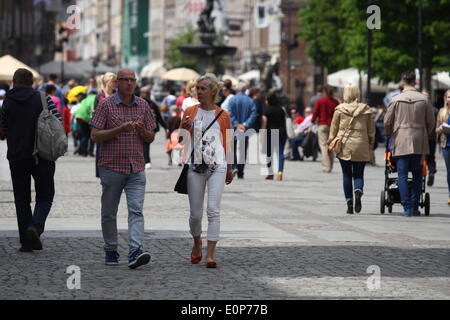 Danzig, Polen 18, Mai 2014 Danziger Bürger und Touristen genießen heißen, sonnigen Wetter zu Fuß in die Danziger Rechtstadt Straßen. Bildnachweis: Michal Fludra/Alamy Live-Nachrichten Stockfoto