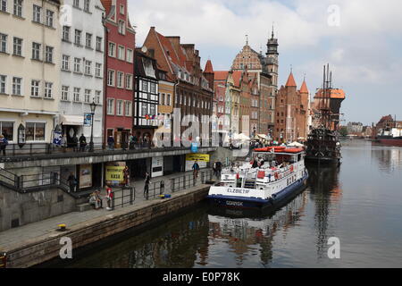 Danzig, Polen 18, Mai 2014 Danziger Bürger und Touristen genießen heißen, sonnigen Wetter zu Fuß in die Danziger Rechtstadt Straßen. Bildnachweis: Michal Fludra/Alamy Live-Nachrichten Stockfoto