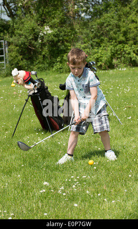 Portrait eines 5 Jahre alten Jungen Golf spielen Stockfoto