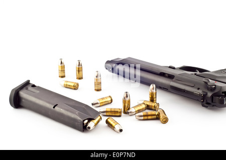Gun Bullet und Magazin isoliert. Stockfoto