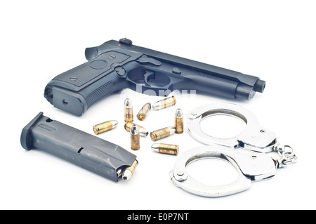 Gun Bullet und Handschellen isoliert. Stockfoto