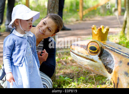 Takern, Schweden. 17. Mai 2014. Prinzessin Estelle und Kronprinzessin Victoria von Schweden öffnen einen neuen Märchen-Pfad am See Takern in Schweden, 17. Mai 2014. Es war das erste Mal, die Prinzessin Estelle als offizieller Teilnehmer im königlichen Tagebuch erwähnt wurde. Foto: RPE-Albert Nieboer /dpa - kein Draht-SERVICE - Credit: Dpa picture-Alliance/Alamy Live News Stockfoto