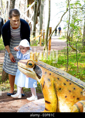 Takern, Schweden. 17. Mai 2014. Prinzessin Estelle und Kronprinzessin Victoria von Schweden öffnen einen neuen Märchen-Pfad am See Takern in Schweden, 17. Mai 2014. Es war das erste Mal, die Prinzessin Estelle als offizieller Teilnehmer im königlichen Tagebuch erwähnt wurde. Foto: RPE-Albert Nieboer /dpa - kein Draht-SERVICE - Credit: Dpa picture-Alliance/Alamy Live News Stockfoto