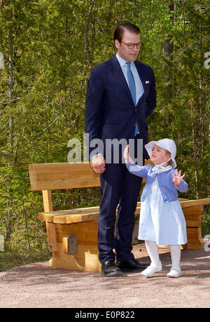 Takern, Schweden. 17. Mai 2014. Prinz Daniel und Prinzessin Estelle von Schweden öffnen einen neuen Märchen-Pfad am See Takern in Schweden, 17. Mai 2014. Es war das erste Mal, die Prinzessin Estelle als offizieller Teilnehmer im königlichen Tagebuch erwähnt wurde. Foto: RPE-Albert Nieboer /dpa - kein Draht-SERVICE - Credit: Dpa picture-Alliance/Alamy Live News Stockfoto