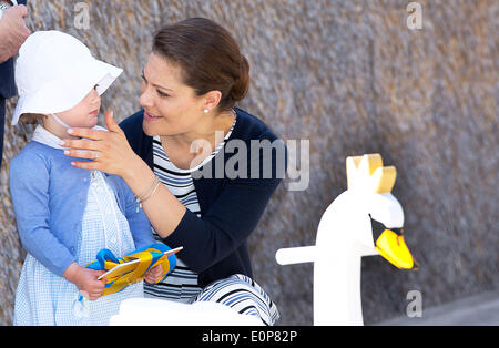 Takern, Schweden. 17. Mai 2014. Prinzessin Estelle und Kronprinzessin Victoria von Schweden öffnen einen neuen Märchen-Pfad am See Takern in Schweden, 17. Mai 2014. Es war das erste Mal, die Prinzessin Estelle als offizieller Teilnehmer im königlichen Tagebuch erwähnt wurde. Foto: RPE-Albert Nieboer /dpa - kein Draht-SERVICE - Credit: Dpa picture-Alliance/Alamy Live News Stockfoto