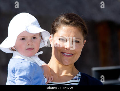 Takern, Schweden. 17. Mai 2014. Prinzessin Estelle und Kronprinzessin Victoria von Schweden öffnen einen neuen Märchen-Pfad am See Takern in Schweden, 17. Mai 2014. Es war das erste Mal, die Prinzessin Estelle als offizieller Teilnehmer im königlichen Tagebuch erwähnt wurde. Foto: RPE-Albert Nieboer /dpa - kein Draht-SERVICE - Credit: Dpa picture-Alliance/Alamy Live News Stockfoto