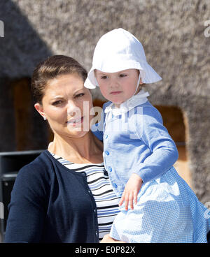 Takern, Schweden. 17. Mai 2014. Prinzessin Estelle und Kronprinzessin Victoria von Schweden öffnen einen neuen Märchen-Pfad am See Takern in Schweden, 17. Mai 2014. Es war das erste Mal, die Prinzessin Estelle als offizieller Teilnehmer im königlichen Tagebuch erwähnt wurde. Foto: RPE-Albert Nieboer /dpa - kein Draht-SERVICE - Credit: Dpa picture-Alliance/Alamy Live News Stockfoto