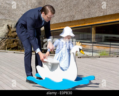 Takern, Schweden. 17. Mai 2014. Prinz Daniel und Prinzessin Estelle von Schweden öffnen einen neuen Märchen-Pfad am See Takern in Schweden, 17. Mai 2014. Es war das erste Mal, die Prinzessin Estelle als offizieller Teilnehmer im königlichen Tagebuch erwähnt wurde. Foto: RPE-Albert Nieboer /dpa - kein Draht-SERVICE - Credit: Dpa picture-Alliance/Alamy Live News Stockfoto