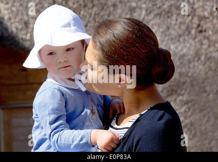 Takern, Schweden. 17. Mai 2014. Prinzessin Estelle und Kronprinzessin Victoria von Schweden öffnen einen neuen Märchen-Pfad am See Takern in Schweden, 17. Mai 2014. Es war das erste Mal, die Prinzessin Estelle als offizieller Teilnehmer im königlichen Tagebuch erwähnt wurde. Foto: RPE-Albert Nieboer /dpa - kein Draht-SERVICE - Credit: Dpa picture-Alliance/Alamy Live News Stockfoto