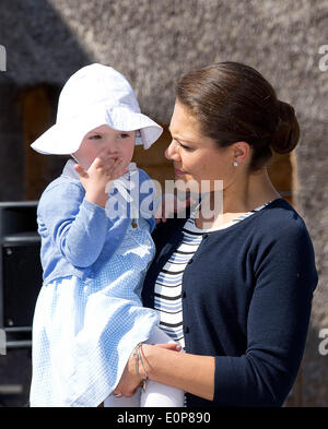 Takern, Schweden. 17. Mai 2014. Prinzessin Estelle und Kronprinzessin Victoria von Schweden öffnen einen neuen Märchen-Pfad am See Takern in Schweden, 17. Mai 2014. Es war das erste Mal, die Prinzessin Estelle als offizieller Teilnehmer im königlichen Tagebuch erwähnt wurde. Foto: RPE-Albert Nieboer /dpa - kein Draht-SERVICE - Credit: Dpa picture-Alliance/Alamy Live News Stockfoto