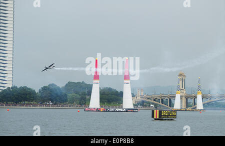 Putrajaya, Malaysia 18. Mai 2014. Hannes Arch am Sonntag, 18. um das Red Bull Air Race Putrajaya, zweite findet Meisterklasse kann 2014 Credit: Chung Jin Mac/Alamy Live News Stockfoto