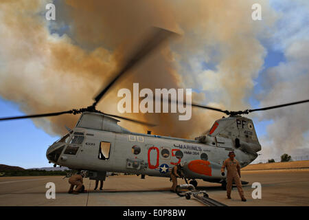 US-Marines bereiten einen CH-46 Sea Knight Helikopter, das Tomahawk Wildfire brennt weiter in Brandbekämpfung behilflich 16. Mai 2014 in Camp Pendleton, Kalifornien.  Evakuierungen gezwungen mehr als 13.000 Menschen aus ihren Häusern, als das Feuer brannte über San Diego County. Stockfoto