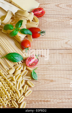 Mischung aus Nudeln, Tomaten, Basilikum und Parmesan. Kopieren Sie Weltraum Hintergrund. Stockfoto