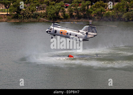 US Marinekorps CH-46 Sea Knight Hubschrauber füllt ein Bambi Eimer um das Tomahawk Wildfire zu kämpfen, wie es brennt weiter 16. Mai 2014 in Camp Pendleton, Kalifornien.  Evakuierungen gezwungen mehr als 13.000 Menschen aus ihren Häusern, als das Feuer brannte über San Diego County. Stockfoto