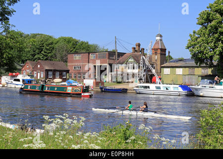 Molesey, England, Vereinigtes Königreich. 18. Mai 2014. Es war sonniger Tag in ganz Großbritannien mit fängt 24 Grad Celsius, so dass es des heißesten Tages des Jahres zu erreichen. Hier sind die Ruderer neben Port Hampton auf Platts Eyot eine Insel in der Themse, das schöne Wetter genießen. Bildnachweis: Julia Gavin/Alamy Live-Nachrichten Stockfoto