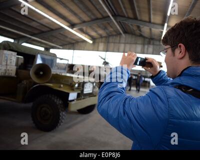 Berlin, Deutschland. 18. Mai 2014. Ein junger Mann nimmt ein Bild auf dem Betriebshof der Fahrzeuge im Alllied Museum in Berlin, Deutschland, 18. Mai 2014. Depot eröffnet das Museum für Besucher zum ersten Mal anlässlich des Internationalen Museumstag. Foto: BRITTA PEDERSEN/Dpa/Alamy Live News Stockfoto