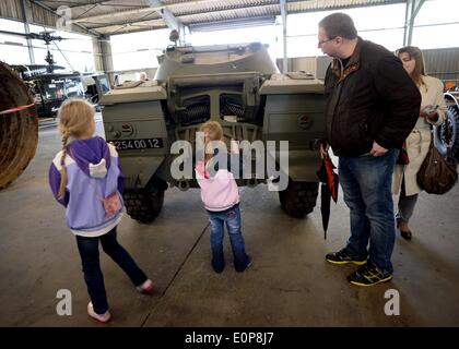 Berlin, Deutschland. 18. Mai 2014. Besucher betrachten ein gepanzertes Fahrzeug im Depot im Alllied Museum in Berlin, Deutschland, 18. Mai 2014. Depot eröffnet das Museum für Besucher zum ersten Mal anlässlich des Internationalen Museumstag. Foto: BRITTA PEDERSEN/Dpa/Alamy Live News Stockfoto