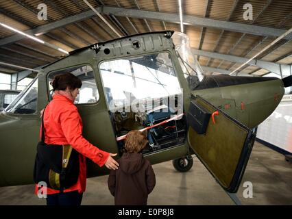 Berlin, Deutschland. 18. Mai 2014. Besucher sehen ein französischen Flugzeugs im Depot im Alllied Museum in Berlin, Deutschland, 18. Mai 2014. Depot eröffnet das Museum für Besucher zum ersten Mal anlässlich des Internationalen Museumstag. Foto: BRITTA PEDERSEN/Dpa/Alamy Live News Stockfoto