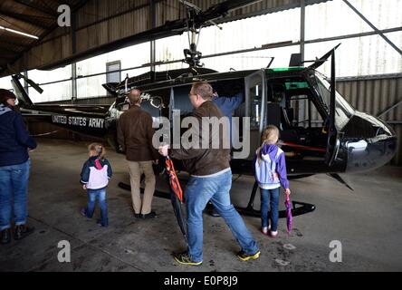 Berlin, Deutschland. 18. Mai 2014. Besucher sehen einen Multi-Zweck-Hubschrauber im Depot im Alllied Museum in Berlin, Deutschland, 18. Mai 2014. Depot eröffnet das Museum für Besucher zum ersten Mal anlässlich des Internationalen Museumstag. Foto: BRITTA PEDERSEN/Dpa/Alamy Live News Stockfoto