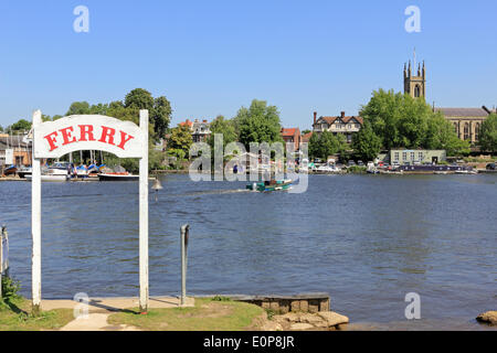 Molesey, England, Vereinigtes Königreich. 18. Mai 2014. Es war sonniger Tag in ganz Großbritannien mit fängt 24 Grad Celsius, so dass es des heißesten Tages des Jahres zu erreichen. Hier trägt die Fähre an den Ufern der Themse Passagier über Hampton neben der Segelclub und St. Marys Church. Bildnachweis: Julia Gavin/Alamy Live-Nachrichten Stockfoto