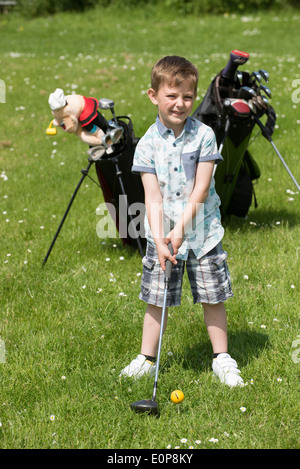 Portrait eines 5 Jahre alten Jungen Golf spielen Stockfoto