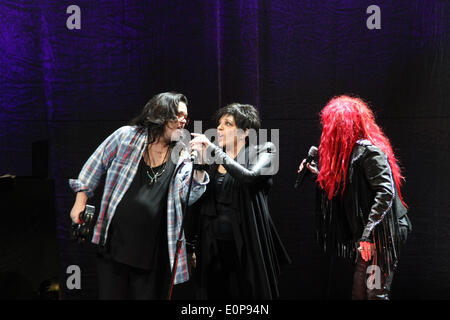 New York, New York, USA. 9. Mai 2014. Barclays Center Brookyln N.Y Cindy Lauper führt im Konzert '' © 2014. Rosie O'Donnell, Liza Minelli, Cindy Lauper © Bruce Cotler/Globe Photos/ZUMAPRESS.com/Alamy Live-News Stockfoto