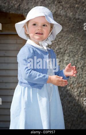 Takern, Schweden. 17. Mai 2014. Prinzessin Estelle von Schweden öffnet sich ein neues Märchen Weg am See Takern in Schweden, 17. Mai 2014. Es war das erste Mal, die Prinzessin Estelle als offizieller Teilnehmer im königlichen Tagebuch erwähnt wurde. Foto: Patrick van Katwijk/Niederlande und Frankreich, /dpa - kein Draht-SERVICE - Credit: Dpa picture-Alliance/Alamy Live News Stockfoto