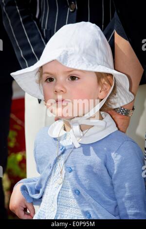 Takern, Schweden. 17. Mai 2014. Prinzessin Estelle von Schweden öffnet sich ein neues Märchen Weg am See Takern in Schweden, 17. Mai 2014. Es war das erste Mal, die Prinzessin Estelle als offizieller Teilnehmer im königlichen Tagebuch erwähnt wurde. Foto: Patrick van Katwijk/Niederlande und Frankreich, /dpa - kein Draht-SERVICE - Credit: Dpa picture-Alliance/Alamy Live News Stockfoto
