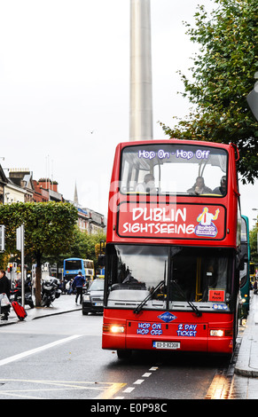 Dublin-Sightseeing-Bus in O' Connell Street. Stockfoto