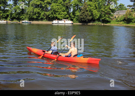 Molesey, England, Vereinigtes Königreich. 18. Mai 2014. Es war sonniger Tag in ganz Großbritannien mit fängt 24 Grad Celsius, so dass es des heißesten Tages des Jahres zu erreichen. Kanufahrer sind das schöne Wetter genießen, wie sie entlang der Themse paddeln. Bildnachweis: Julia Gavin/Alamy Live-Nachrichten Stockfoto