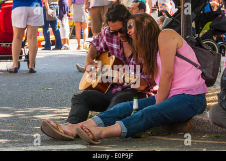 Primrose Hill, London, Mai 18. 2014. Ein Gitarrist spielt auf dem Bürgersteig, wie Hunderte von Londonern genießen Sie die heißen Sunbshine und gefleckten Schatten auf der Primrose Hill Fair in London Credit: Paul Davey/Alamy Live News Stockfoto