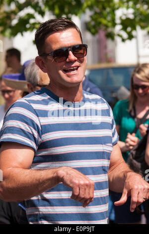 Primrose Hill, London, Mai 18. 2014. Celebrity Scott Maslen, Jack Branning in Eastenders spielt, wurde der Promi-Richter an der Primrose Hill Fair und Hund zeigen, der Dutzende von Tierfreunden brachten ihre Hunde nach unten für einen Nachmittag Spaß in der heißen Sonne sah. Bildnachweis: Paul Davey/Alamy Live-Nachrichten Stockfoto