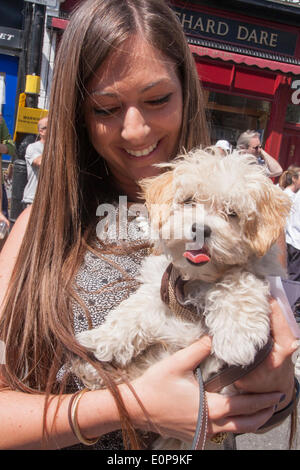 Primrose Hill, London, Mai 18. 2014. Katie Shemesh und ihr 'Malitpoo' Smootie genießen die warme Sonnenstrahlen an der Primrose Hill Fair Dog Show in London Credit: Paul Davey/Alamy Live News Stockfoto