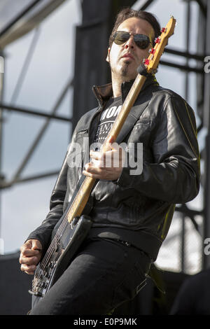 Columbus, Ohio, USA. 17. Mai 2014. Bassist MARK DAMON von The Pretty Reckless führt live am Rock auf der Palette Music Festival in Columbus, Ohio Credit: Daniel DeSlover/ZUMAPRESS.com/Alamy Live News Stockfoto