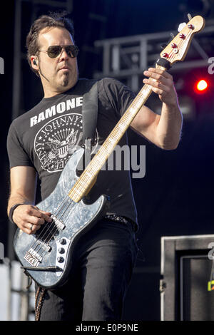 Columbus, Ohio, USA. 17. Mai 2014. Bassist MARK DAMON von The Pretty Reckless führt live am Rock auf der Palette Music Festival in Columbus, Ohio Credit: Daniel DeSlover/ZUMAPRESS.com/Alamy Live News Stockfoto