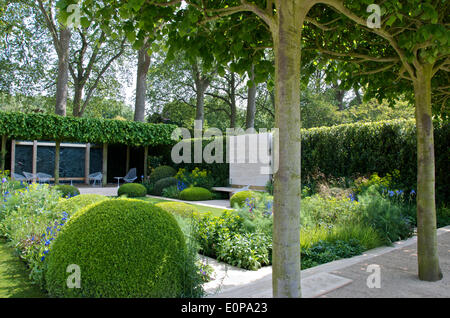 Ausgebildete Linden in The Telegraph Garten, entworfen von Tommaso del Buono und Paul Gazerwitz bei RHS Chelsea Flower Show. Im Garten erwarten Sie traditionelle italienische Garten Elemente mit einem modernen Ansatz und wurde mit einer Goldmedaille ausgezeichnet. Stockfoto